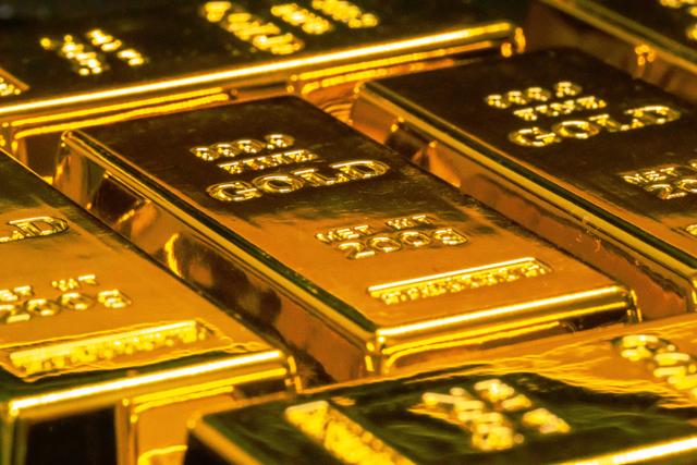 黄金价格史上首度收盘站上了2100美元，投资者重新聚焦避险资产